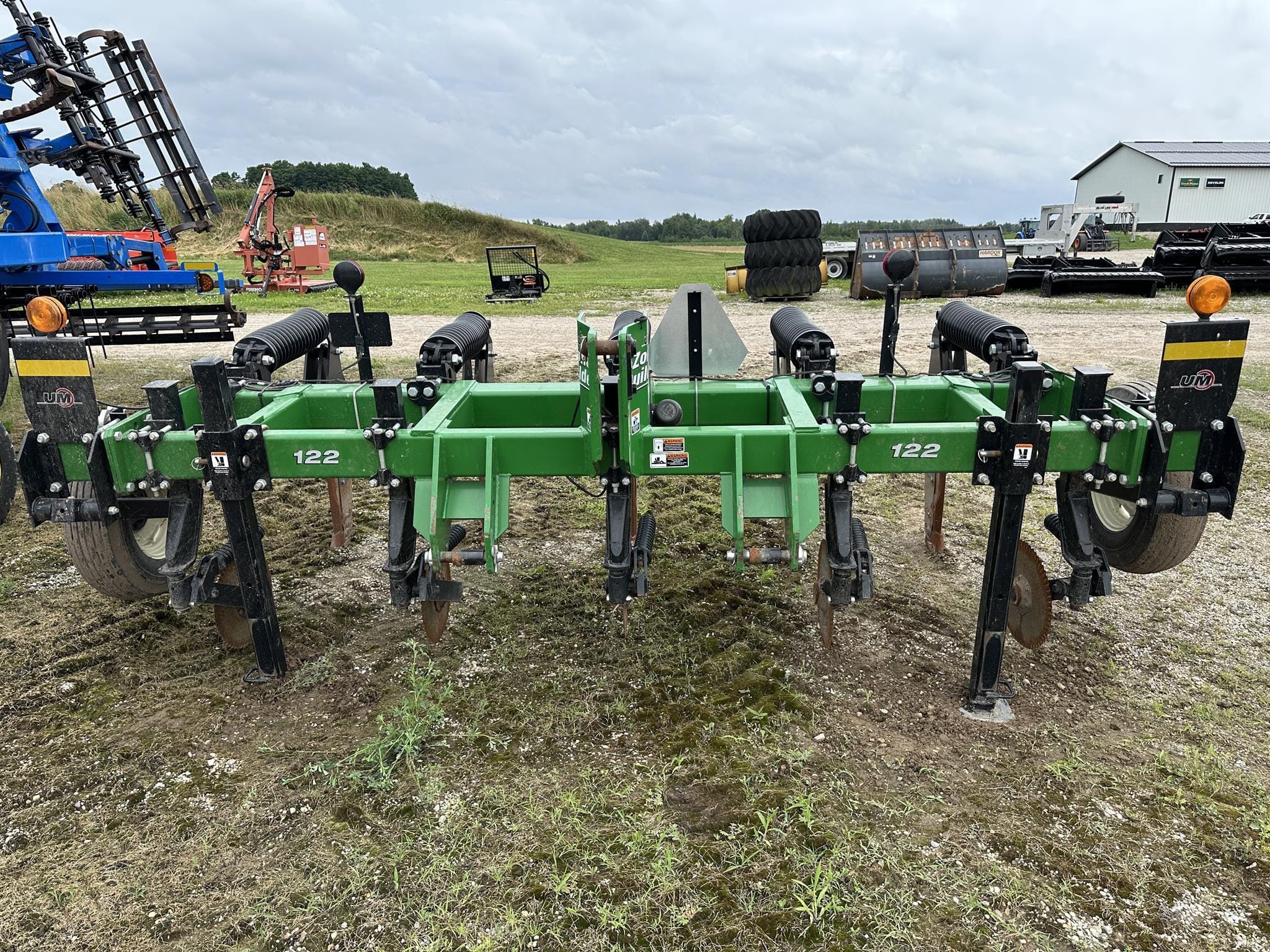 2014 Unverferth Zone-Builder 122 Equipment Image0