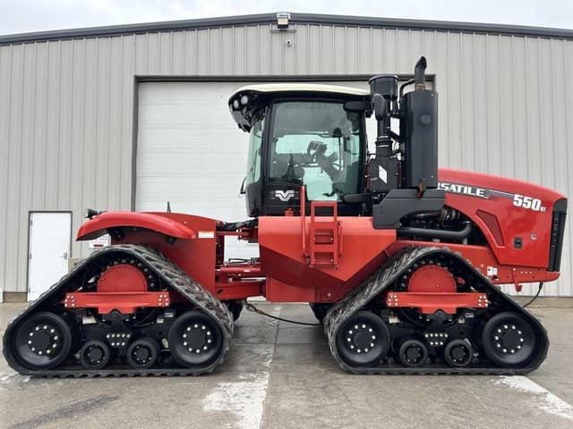 Image of Versatile 550DT equipment image 3