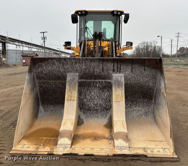 Image of Volvo White L90G equipment image 1