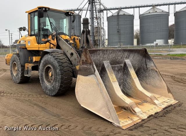 Image of Volvo White L90G equipment image 2