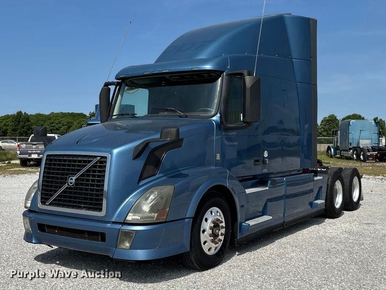 2014 Volvo VN Equipment Image0