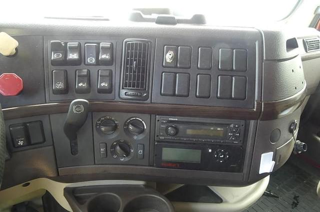 Image of Volvo VNL64T equipment image 3
