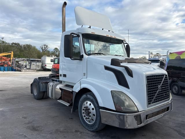 Image of Volvo VNL42T300 equipment image 2