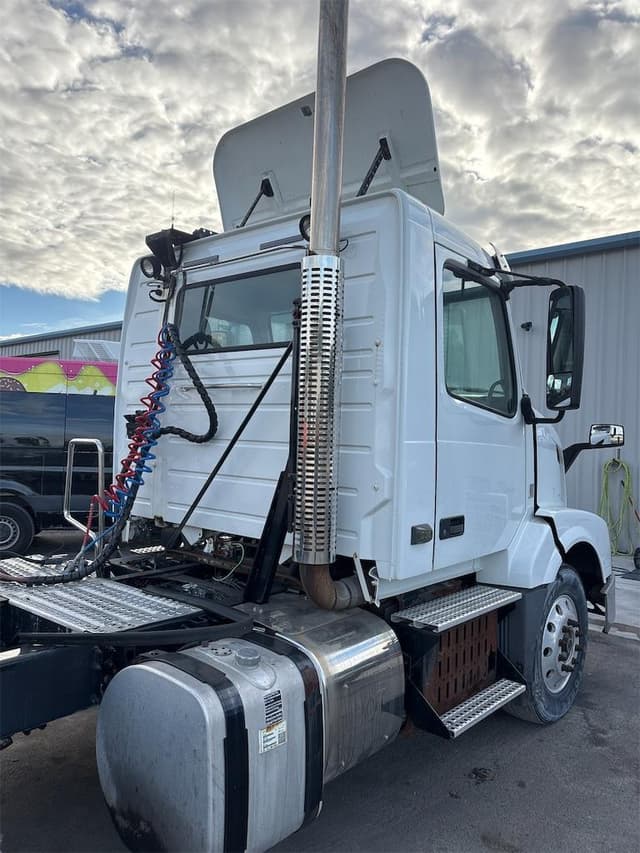 Image of Volvo VNL42T300 equipment image 3