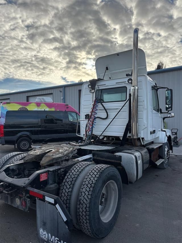 Image of Volvo VNL42T300 equipment image 4