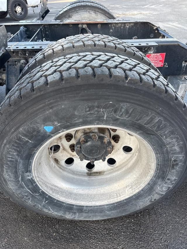 Image of Volvo VNL42T300 equipment image 4