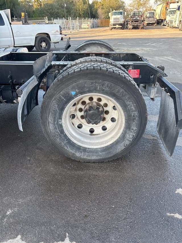 Image of Volvo VNL42T300 equipment image 3