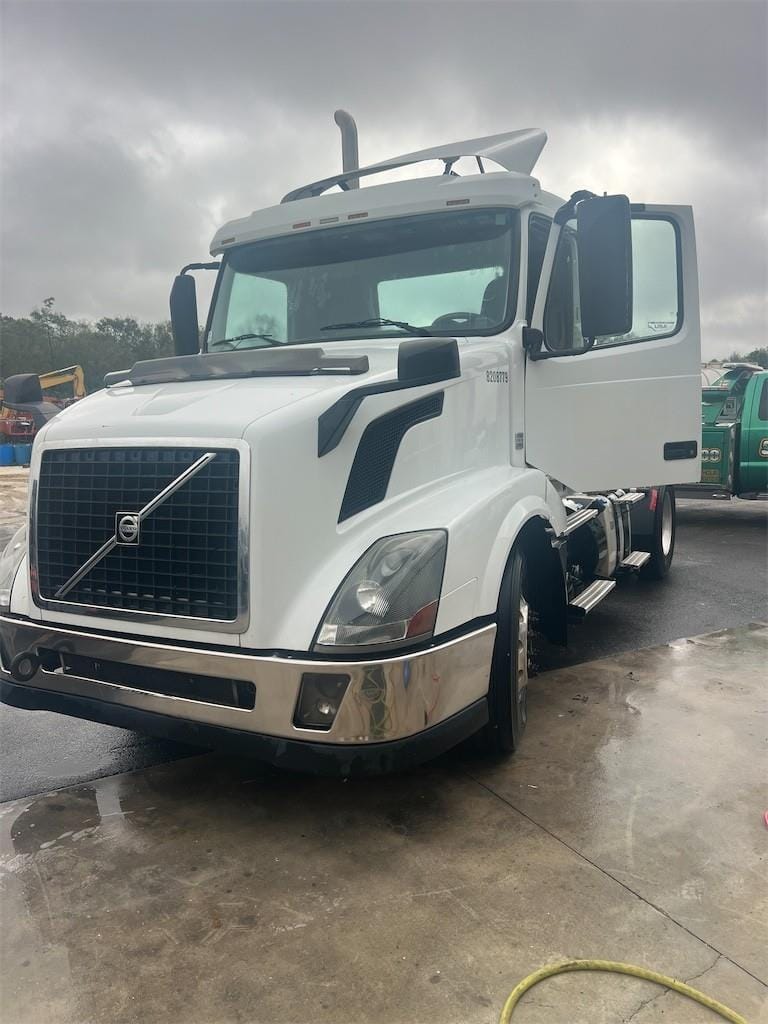 2014 Volvo VNL42T300 Equipment Image0
