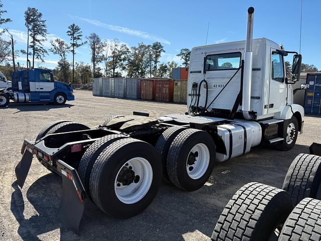 Image of Volvo VNL64300 equipment image 3