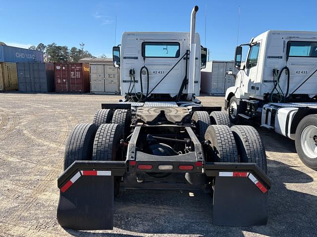 Image of Volvo VNL64300 equipment image 2