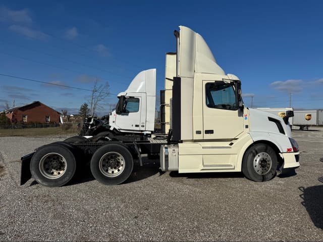 Image of Volvo VNL64T300 equipment image 4