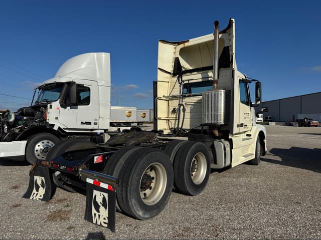 Image of Volvo VNL64T300 equipment image 3