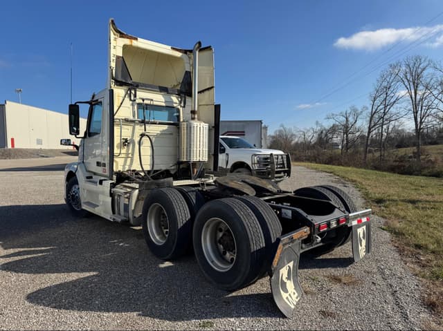 Image of Volvo VNL64T300 equipment image 1