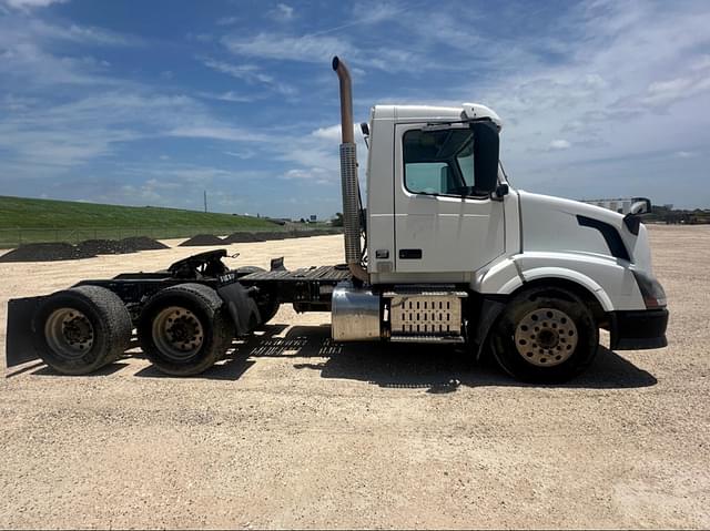Image of Volvo VNL64T300 equipment image 3
