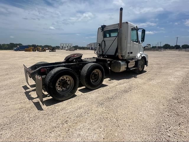 Image of Volvo VNL64T300 equipment image 4