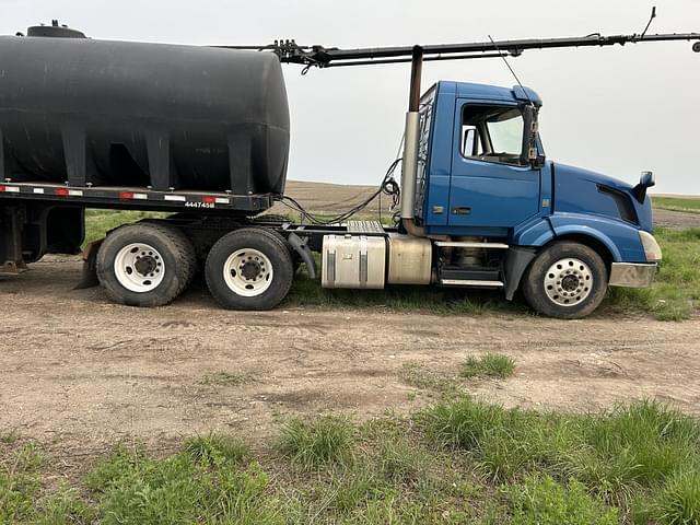 Image of Volvo VNL64T300 equipment image 2