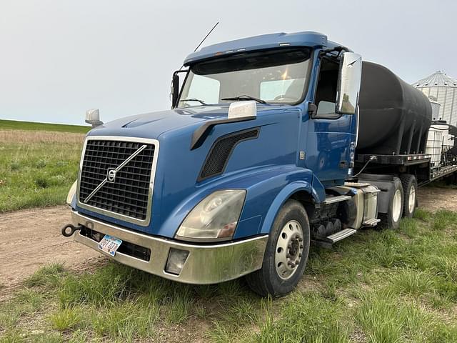Image of Volvo VNL64T300 equipment image 4