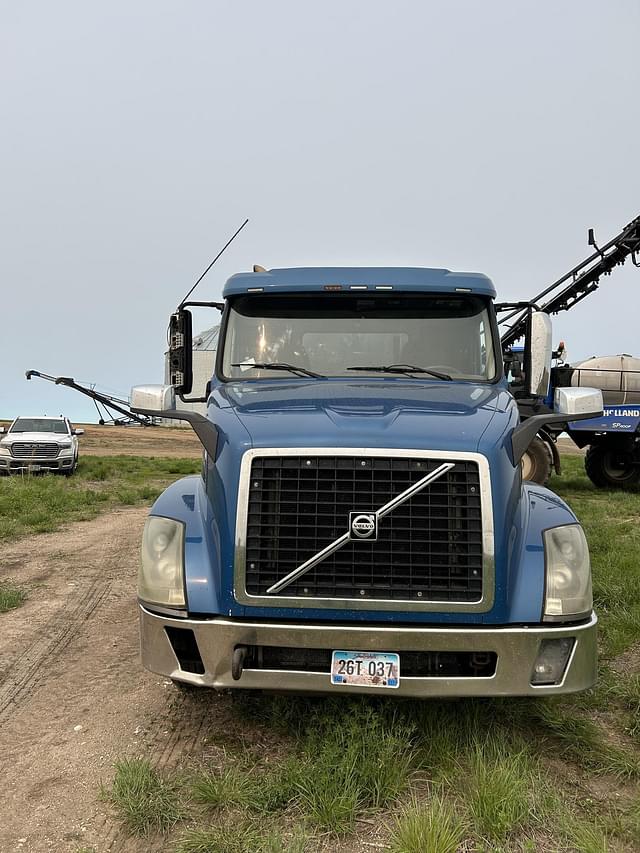 Image of Volvo VNL64T300 equipment image 3