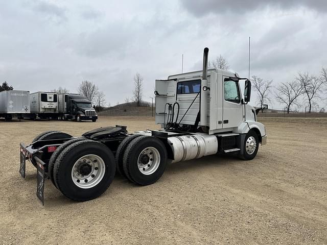 Image of Volvo VNL64T300 equipment image 4