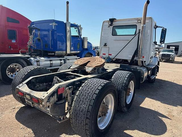 Image of Volvo VNL64T300 equipment image 3