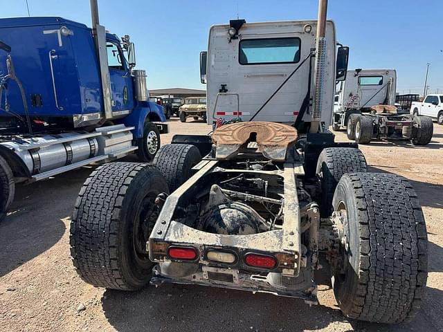 Image of Volvo VNL64T300 equipment image 4