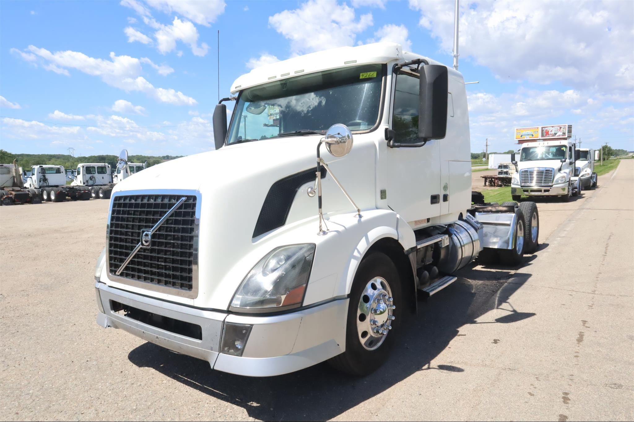 2014 Volvo VNL64T630 Equipment Image0