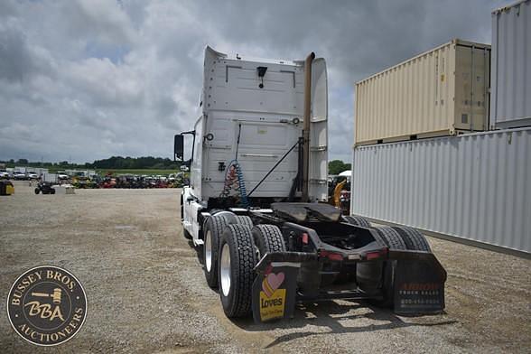 Image of Volvo VNL64T670 equipment image 4