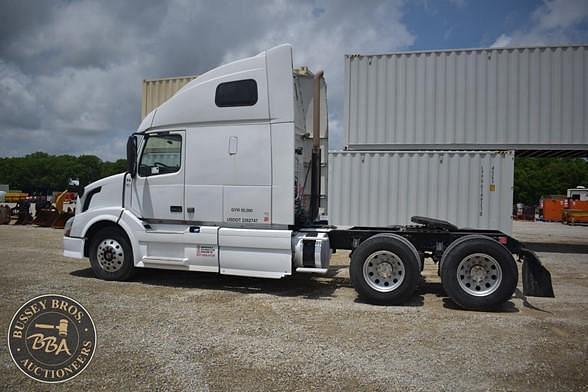 Image of Volvo VNL64T670 equipment image 2