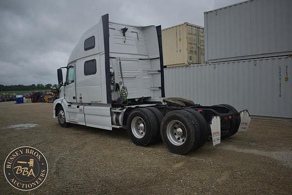 Image of Volvo VNL64T670 equipment image 2