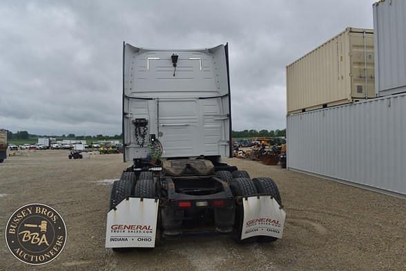 Image of Volvo VNL64T670 equipment image 3