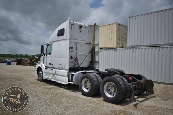 Image of Volvo VNL64T670 equipment image 3