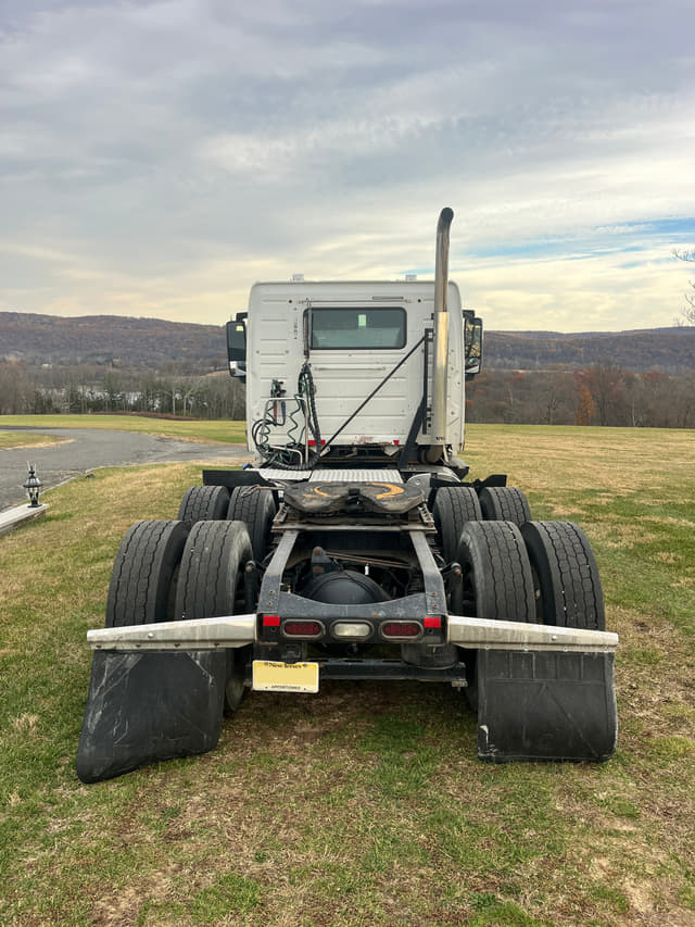 Image of Volvo VNL780 equipment image 4