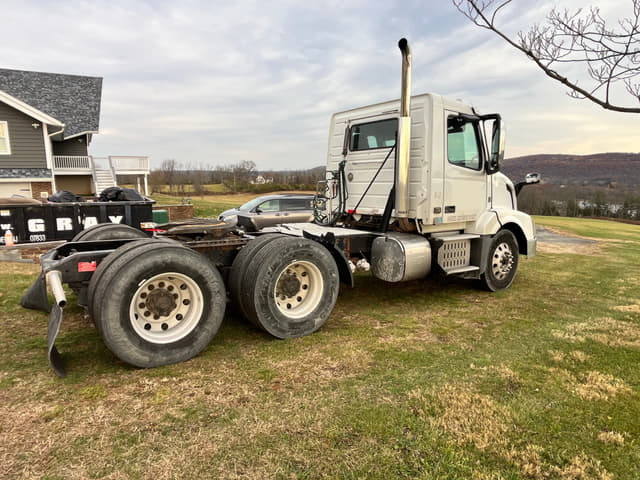 Image of Volvo VNL780 equipment image 2