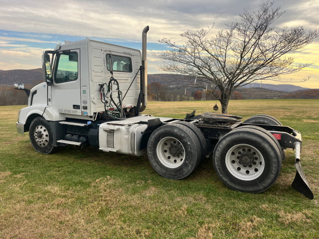 Image of Volvo VNL780 equipment image 1