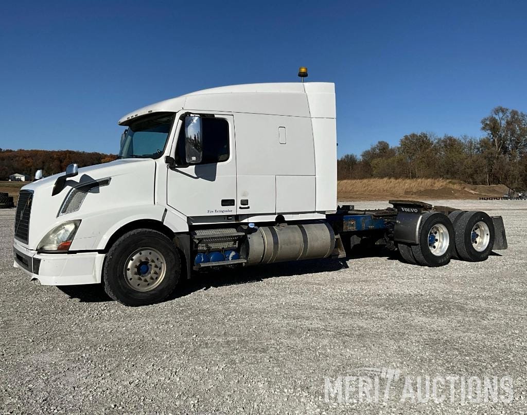 2014 Volvo VNL84T Equipment Image0