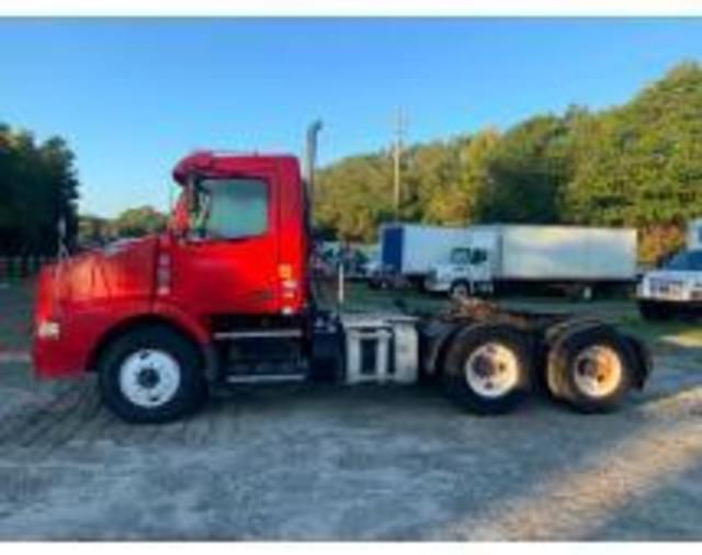 Image of Volvo VNM equipment image 1