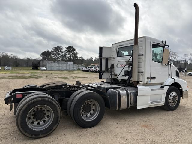 Image of Volvo VNM equipment image 4