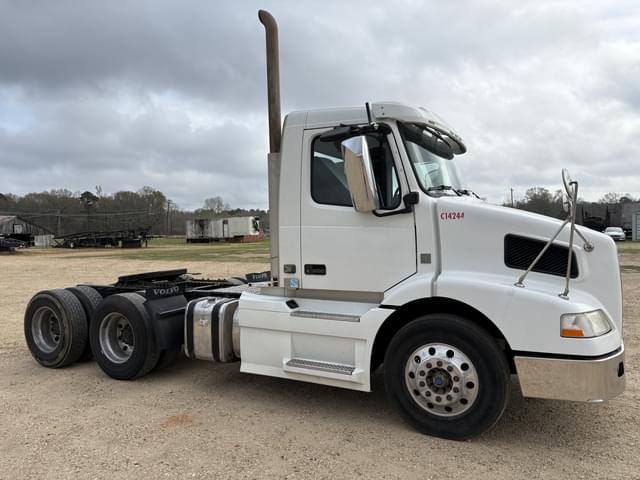 Image of Volvo VNM equipment image 1