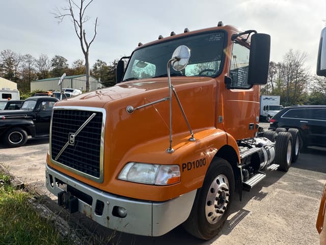 Image of Volvo VNM64T equipment image 1