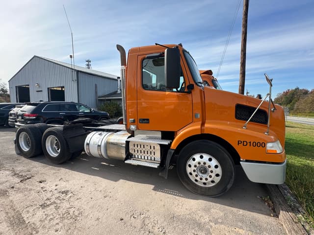 Image of Volvo VNM64T equipment image 3