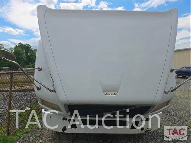 Image of Volvo VNM64T200 equipment image 4