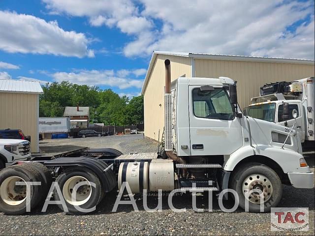 Image of Volvo VNM64T200 equipment image 1