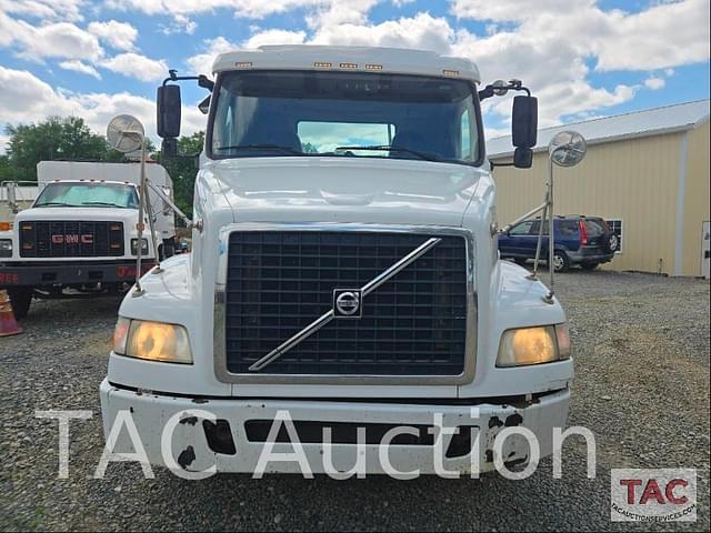 Image of Volvo VNM64T200 equipment image 2
