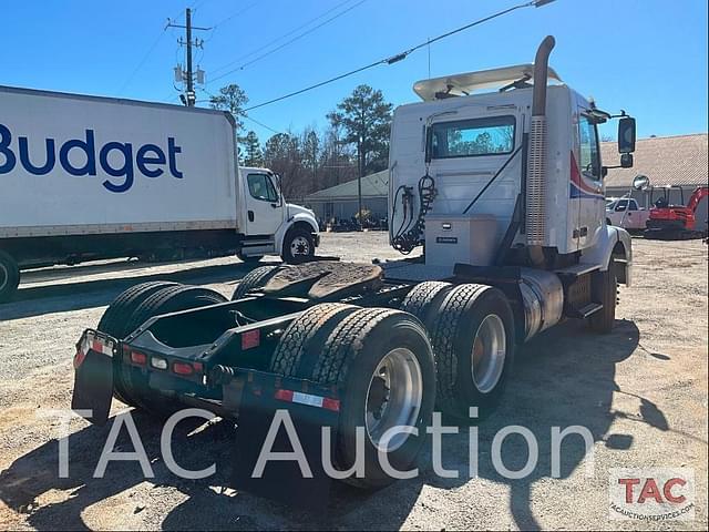 Image of Volvo VNM64T200 equipment image 4
