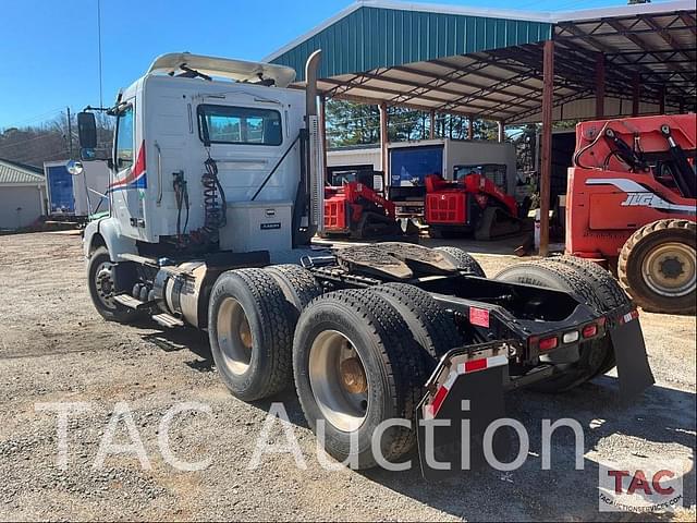 Image of Volvo VNM64T200 equipment image 2
