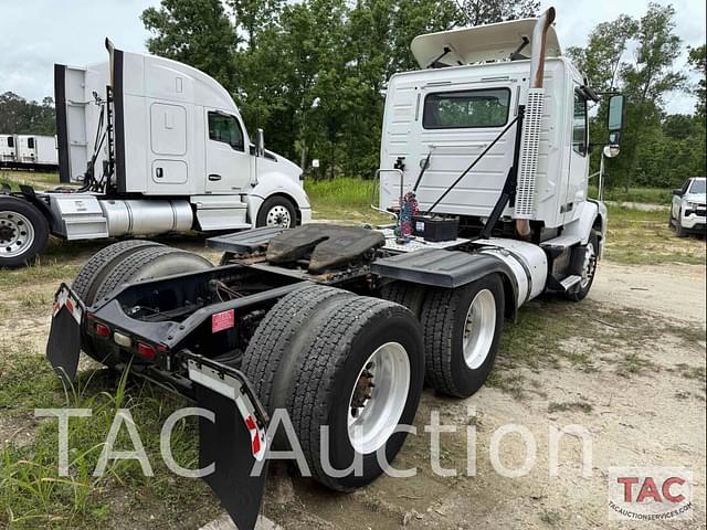 Image of Volvo VNM64T200 equipment image 4
