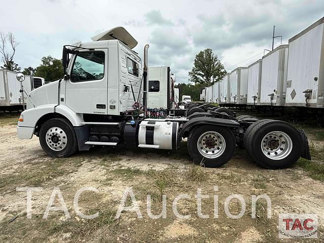 Image of Volvo VNM64T200 equipment image 1