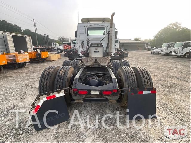 Image of Volvo VNM64T200 equipment image 3