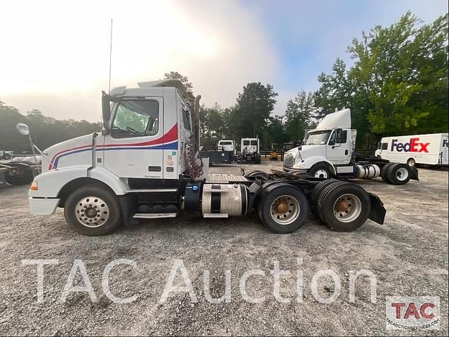 Image of Volvo VNM64T200 equipment image 1