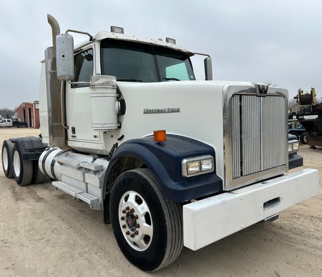 Image of Western Star 4900 equipment image 1